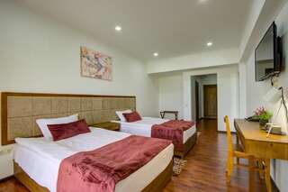 Отель Gold Association Hotel Чолпон-Ата Двухместный номер с 2 отдельными кроватями и видом на озеро-14