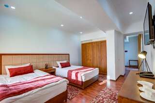 Отель Gold Association Hotel Чолпон-Ата Двухместный номер с 2 отдельными кроватями и видом на озеро-20